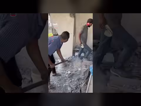 فلسطينيون يتفقدون أضرار الغارات الإسرائيلية في غزة ودير البلح