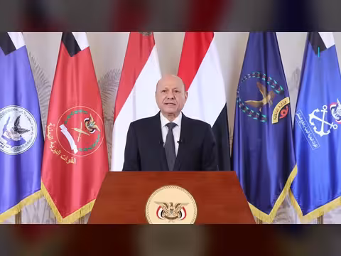 رئيس مجلس القيادة يعلن بدء العمليات العسكرية لاستعادة مؤسسات الدولة