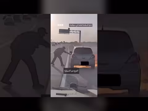 شرطي ينقذ سائقاً من سيارة مشتعلة في تكساس