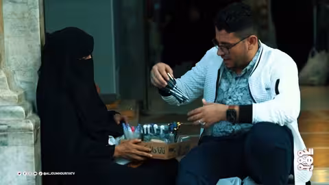 نازحة في تعز تواجه الفقر بالأمل وقلمها مع اقتراب العيد