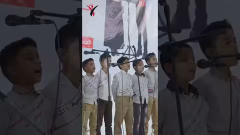 فريق مدرسة الزبيري يؤدي أغنية بلادي في مهرجان الأغنية الوطنية