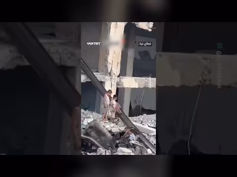 أطفال غزة يحوّلون أنقاض المنازل إلى لعبة للتزحلق