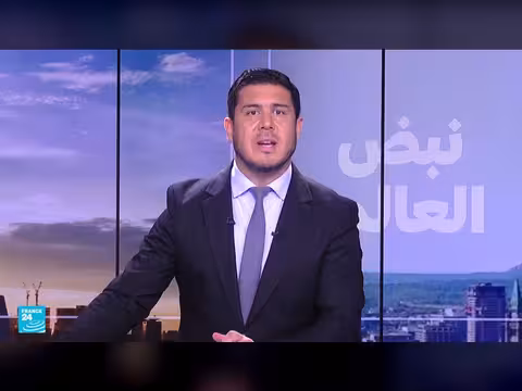 عمدة نيويورك يُحيي تقليدًا بغطسة في مسبح