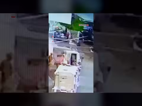 قوات الجيش الإسرائيلي تعتقل فلسطينياً وسط مدينة طولكرم بالضفة الغربية