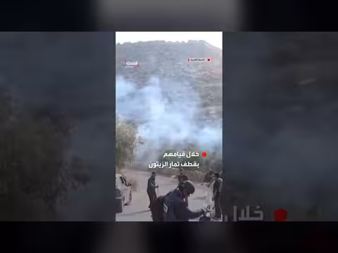 جندي إسرائيلي يطلق قنبلة غاز على مزارعين فلسطينيين في دير أبو مشعل