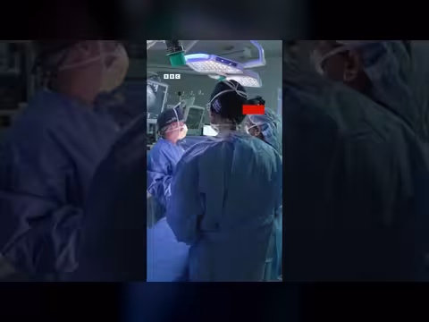 جراحة فريدة لطفل داخل رحم أمه