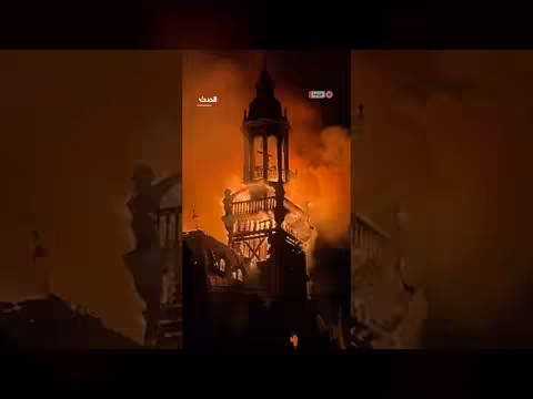 انهيار برج جرس بلدية ليموج الفرنسية بعد حريق المتظاهرين