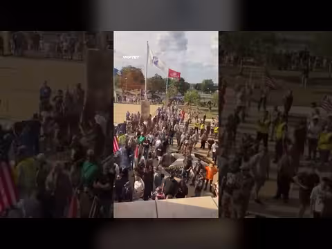 معادون للإسلام يرفعون علماً نازياً في ديربورن بميشيغان