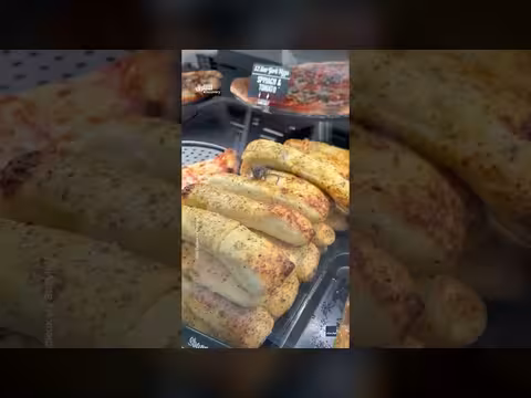 فأر يتجول فوق خبز فرع متجر سبارو في نيويورك