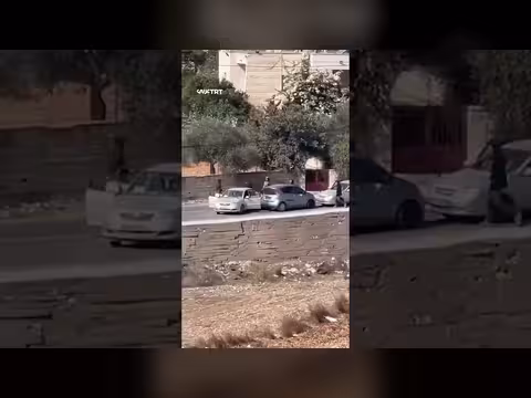 مستوطنون يعتدون على فلسطيني وطفله ويستولون على مركبتهما شمال رام الله