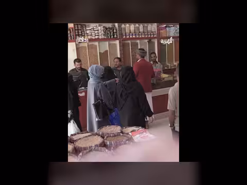 امرأة تتفوق على 100 رجل وتفضح تاجر نصاب في سوق شعبي