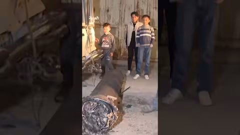 فلسطينيون من الخليل يُقيّمون حطام صاروخ أُطلق من اليمن