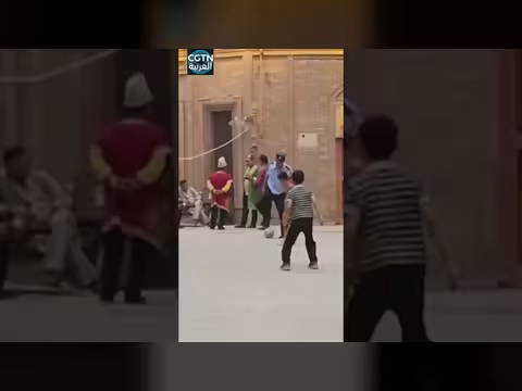 سائحة توثق لحظة عفوية دافئة في أحد أزقة شينجيانغ