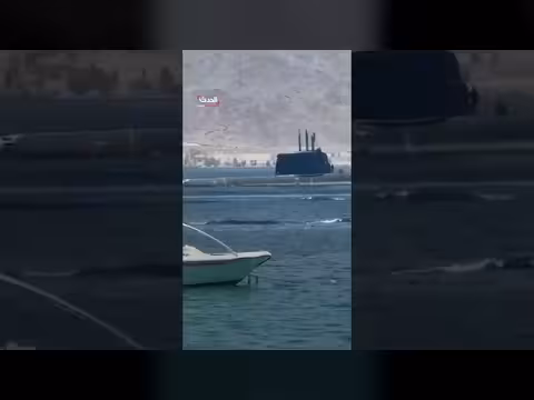 غواصة إسرائيلية تظهر قبالة إيلات أمام المصطافين