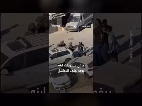 أب فلسطيني يشجع ابنيه أمام جنود الاحتلال في مخيم قلنديا وكفر عقب