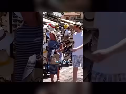 الحرارة الشديدة في اليونان تدفع السياح لشراء القبعات وتنشيط الأكشاك