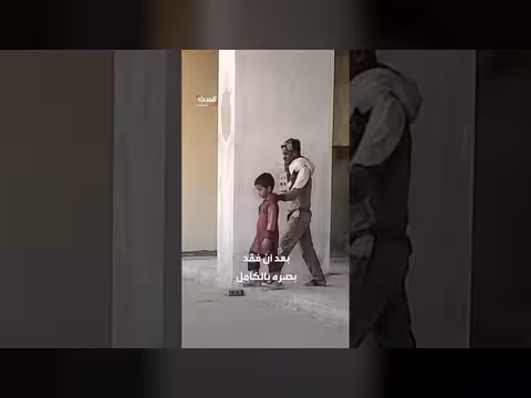 أب كفيف يقوده ابنه في العمل