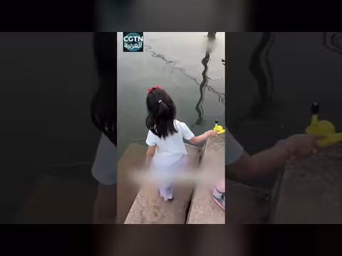 طفلة صينية تصطاد سمكة كبيرة في 10 ثوان