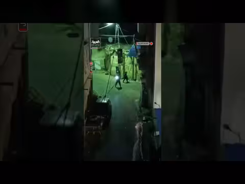 الجيش الإسرائيلي يداهم منازل في البلدة القديمة بقلقيلية بالضفة الغربية