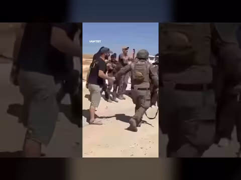 مستوطنون مسلحون يحاصرون منزلاً فلسطينياً