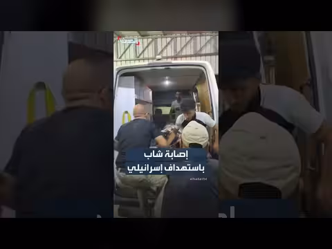 مشاهد توثق إصابة شاب بغارة إسرائيلية مسيّرة على غزة