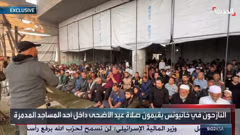 شاهد.. نازحو خان يونس يؤدون صلاة العيد وسط أنقاض مسجد مدمَّر
