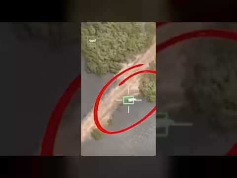 القوات الحكومية اليمنية تدمر زورقًا حوثيًا مسيرًا قبيل مهاجمة سفن بالبحر الأحمر