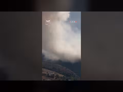 تصاعد دخان كثيف من المنصوري جنوب لبنان عقب تفجيرات إسرائيلية