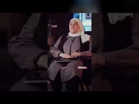 الصحفية فاطمة السلمان تقدم أولى نشراتها الإخبارية عبر تقنية برايل