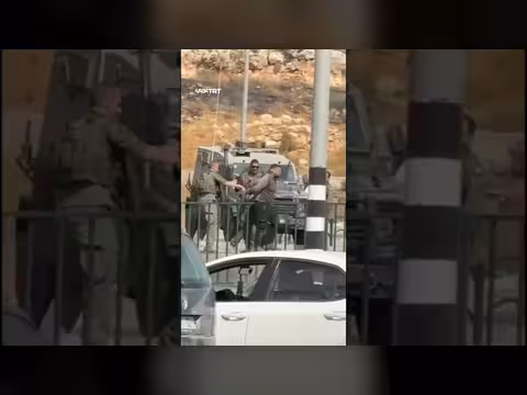 قوات الاحتلال تعتدي على شاب أثناء اعتقاله