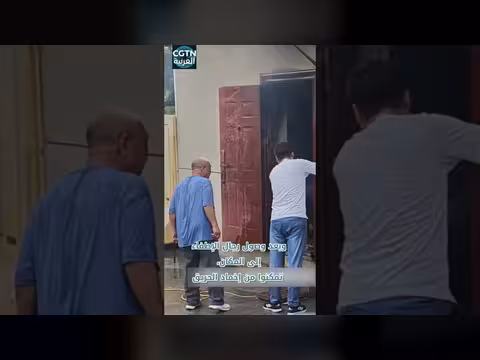 رجل يسارع لإخماد حريق في مدرسة بعد تسلقه البوابة