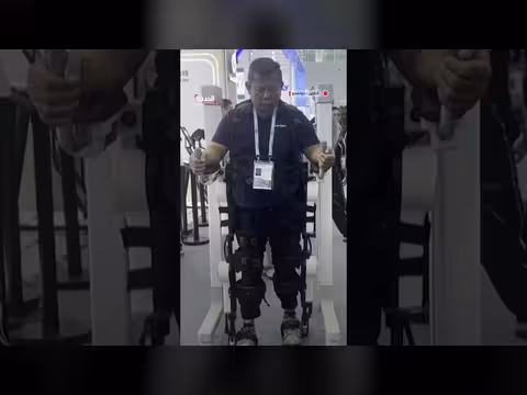 روبوت هيكلي خارجي صيني يساعد ماليزياً على المشي مجدداً