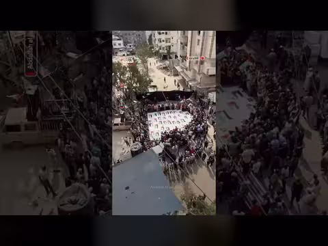 جنازة جماعية لرفات 43 فلسطينياً في مخيم النصيرات بغزة