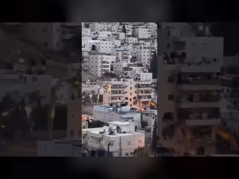 فلسطينية تبكي لحظة هدم منزلها في حي الطور بالقدس المحتلة