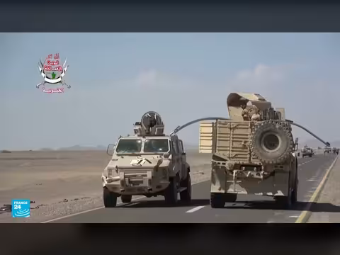 الحوثيون يستهدفون مطار عدن بصواريخ باليستية وطائرات مسيّرة
