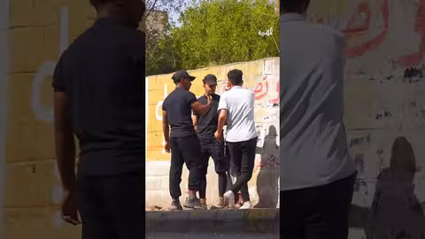 تكون ماشي بأمان الله فجأة تلاقي نفسك شخصية مشهورة