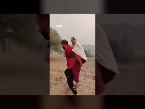 عبد الرحمن باشوش ينقذ مسنة من الحريق