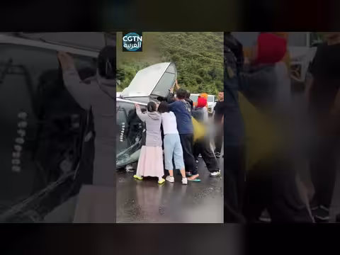 مارة ينقذون المصابين بعد انقلاب سيارة في الصين