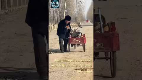 رجل مسن يرمم الطريق بيديه في شاندونغ