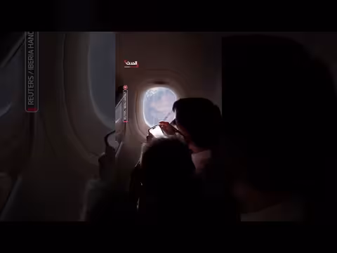 عشاق الفلك يحلقون لمشاهدة كسوف الشمس من طائرة في إسبانيا