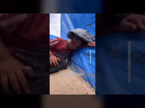 طفل فلسطيني ينام خارج خيمته هرباً من الحر الشديد في المخيمات