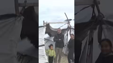 تضرر خيام النازحين في خان يونس بسبب المنخفض الجوي ومياه البحر