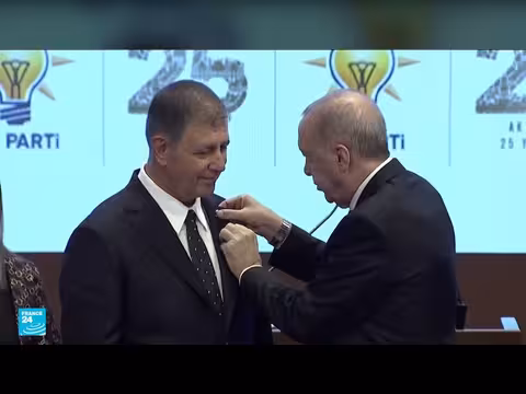 غضب في إزمير بعد انضمام رئيس بلديتها إلى حزب إردوغان الحاكم
