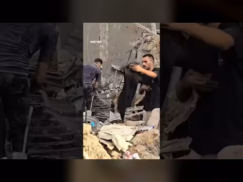 فلسطينيون يبحثون عن ممتلكاتهم بين ركام منازلهم