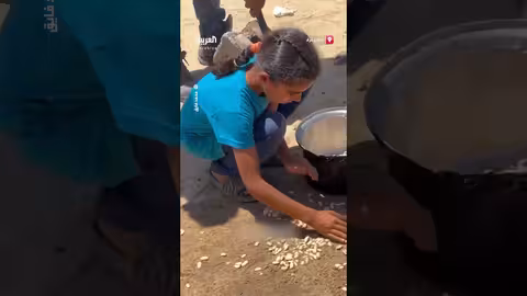 أطفال غزة يجمعون بقايا الطعام من الأرض
