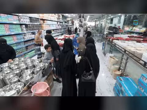 شجار في محل: سيدة تتهجم على عامل بسبب ابنها