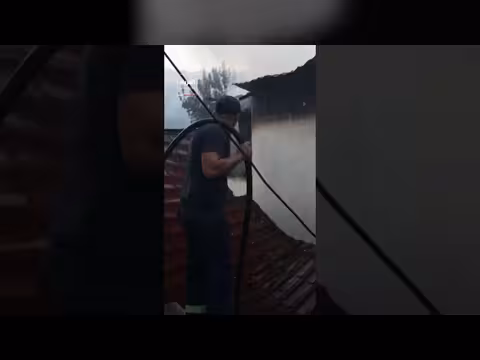 حريق هائل بالقرب من المنازل في ألبانيا يشارك في إطفائه المروحيات
