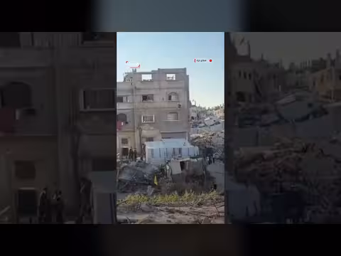 رضيعة فلسطينية تحبو فوق سقف خيمة نازحين في غزة