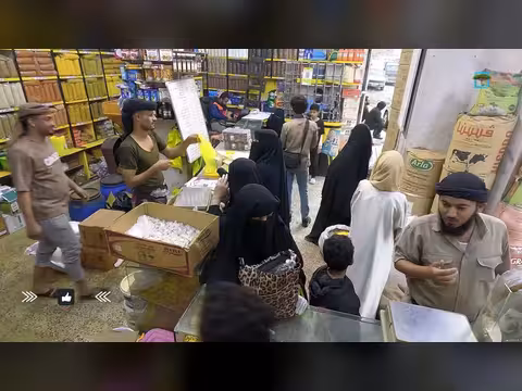 مقطع فيديو: رد فعل قوي بعد استغلال حاجة امرأة لكيس رز