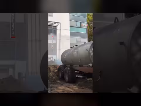 مزارعون فرنسيون يفرغون سماداً أمام مبنى المالية احتجاجاً على أسعار الوقود